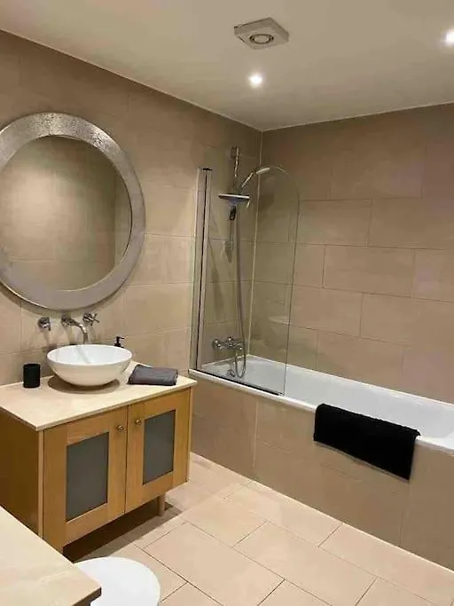 1 Bed Flat With View Of Vibrant Hoxton Square Apartment London