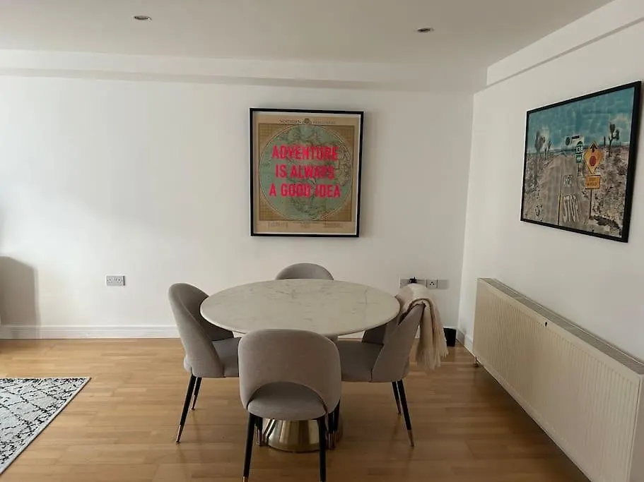 1 Bed Flat With View Of Vibrant Hoxton Square Apartman London
